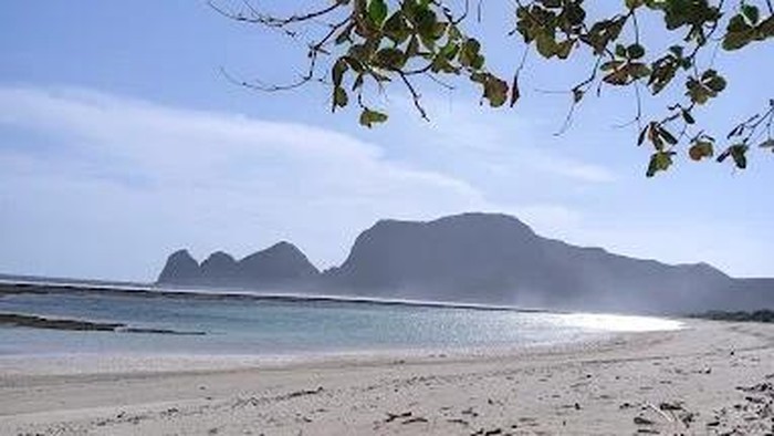 1762494185987-keindahan-pantai-tropical-di-kabupaten-sumbawa-barat-nusa-tenggara-barat-ntb-foto-google-mapsimam-opening-1762444254503_169