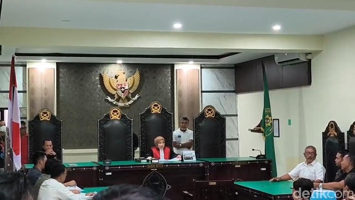 1762515247748-sidang-praperadilan-dengan-pemohon-saiun-alias-sa-dan-nuraini-alias-nu-yang-berlangsung-di-pn-mataram-jumat-7112025-abdurrasyi-1762502569838_169