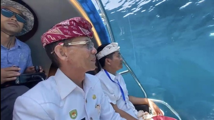 1762536481078-bupati-klungkung-i-made-satria-mencoba-wisata-kapal-selam-di-nusa-penida-istimewa-1762530647886_169