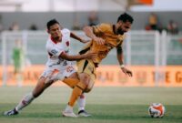 1762536605784-kapten-bali-united-ricky-fajrin-kiri-berupaya-merebut-bola-dari-kaki-pemain-bhayangkara-presisi-lampung-fc-dalam-laga-di-stadi-1762519284354_169