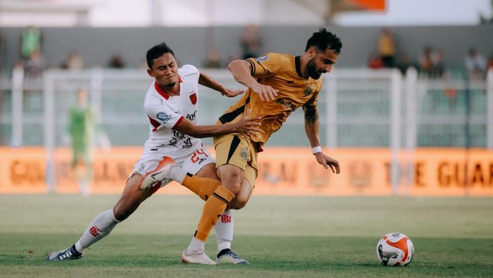 1762536605784-kapten-bali-united-ricky-fajrin-kiri-berupaya-merebut-bola-dari-kaki-pemain-bhayangkara-presisi-lampung-fc-dalam-laga-di-stadi-1762519284354_169