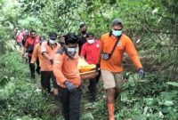 1762536626977-petugas-gabungan-mengevakuasi-jenazah-pria-lansia-yang-ditemukan-tewas-di-tukad-petanu-gianyar-jumat-7112025-sore-dok-polres-g-1762518220084_169