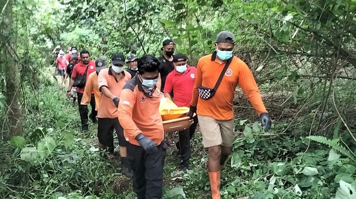 1762536626977-petugas-gabungan-mengevakuasi-jenazah-pria-lansia-yang-ditemukan-tewas-di-tukad-petanu-gianyar-jumat-7112025-sore-dok-polres-g-1762518220084_169