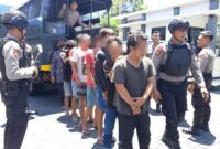 1762536653341-petugas-menggelandang-sejumlah-orang-yang-ditangkap-dari-penggerebekan-di-lingkungan-karang-bagu-kelurahan-karang-taliwang-kec-1762514639987_169