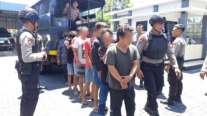 1762536653341-petugas-menggelandang-sejumlah-orang-yang-ditangkap-dari-penggerebekan-di-lingkungan-karang-bagu-kelurahan-karang-taliwang-kec-1762514639987_169