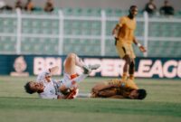 1762579576025-tim-receveur-kiri-saat-bertabrakan-dengan-pemain-bhayangkara-presisi-lampung-fc-di-stadion-sumpah-pemuda-bandar-lampung-jumat--1762573321562