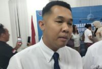 1762579584452-area-manager-lion-air-group-ntt-rinus-t-zebua-seusai-berdialog-tentang-pengelolaan-bandara-internasional-komodo-dengan-komite--1762570817569_169