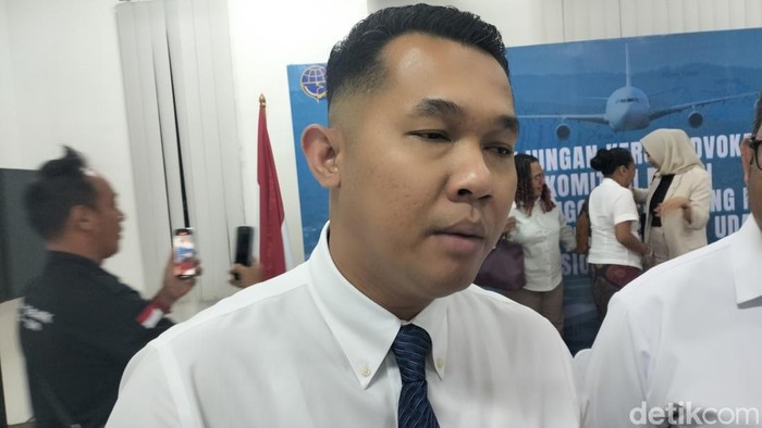 1762579584452-area-manager-lion-air-group-ntt-rinus-t-zebua-seusai-berdialog-tentang-pengelolaan-bandara-internasional-komodo-dengan-komite--1762570817569_169