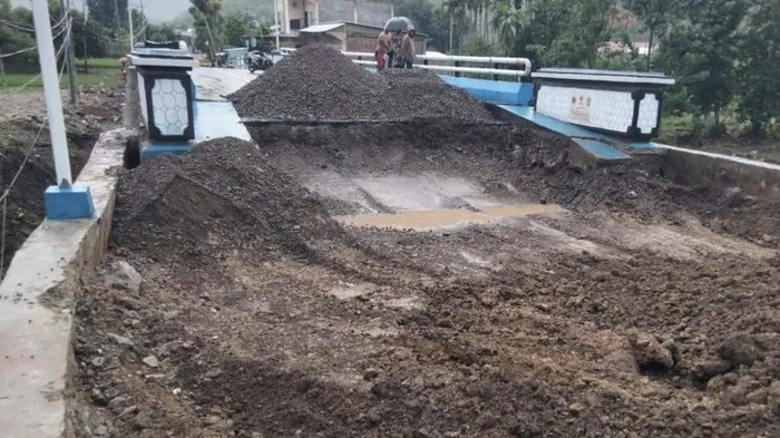 1762579608809-perbaikan-jembatan-rade-kecamatan-madapangga-kabupaten-bima-yang-retak-padahal-belum-lama-selesai-dikerjakan-jumat-7112025-dok-1762567150759_169
