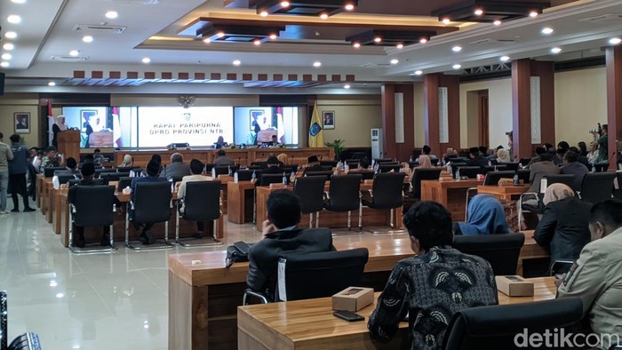 1762579623955-wakil-gubernur-ntb-indah-dhamayanti-putri-dan-ketua-dprd-ntb-baiq-isvie-rupaeda-bersama-jajaran-anggota-dprd-ntb-saat-rapat-pa-1762562089130_169