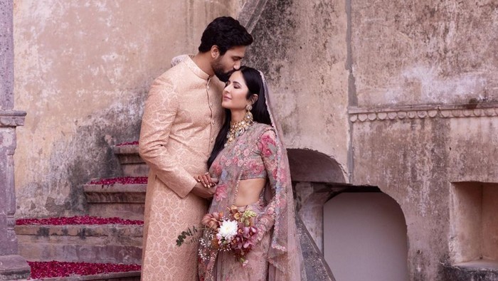 1762601268523-katrina-kaif-dan-vicky-kaushal-3_169