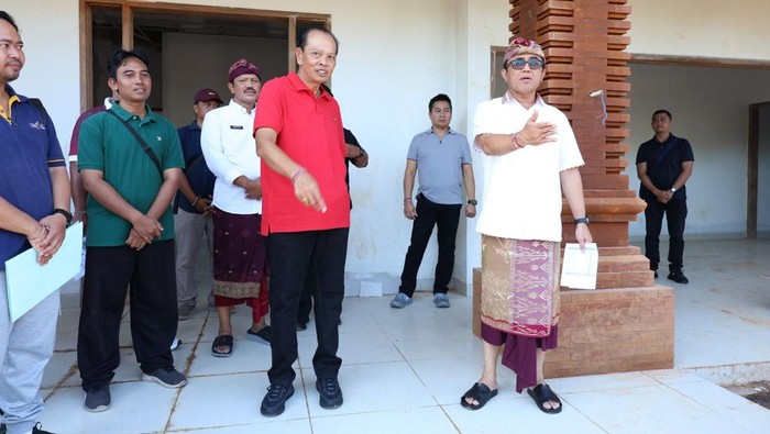1762601281108-wali-kota-denpasar-i-gusti-ngurah-jaya-negara-saat-meninjau-progres-pembangunan-rumah-singgah-di-jalan-gatot-subroto-vi-denpas-1762587607805_169