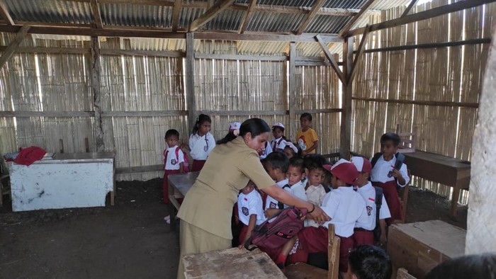 1762601323263-kondisi-sd-paralel-lailara-di-desa-praibakul-kecamatan-katala-hamu-lingu-kabupaten-sumba-timur-ntt-sangat-memprihatinkan-dok-m-1762580538104_169