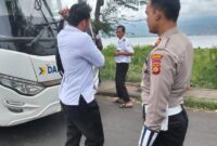 1762688000691-petugas-saat-menangkap-kondektur-bus-perum-damri-inisial-fj-20-di-pelabuhan-gilimanuk-jembrana-minggu-9112025-fj-ditangkap-seu-1762685718270_169