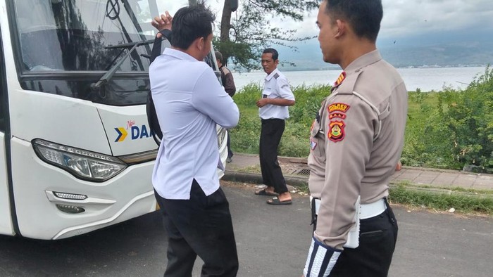 1762688000691-petugas-saat-menangkap-kondektur-bus-perum-damri-inisial-fj-20-di-pelabuhan-gilimanuk-jembrana-minggu-9112025-fj-ditangkap-seu-1762685718270_169
