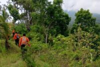 1762688022088-basarnas-karangasem-saat-melakukan-pencarian-lansia-yang-hilang-di-desa-datah-kecamatan-abang-karangasem-minggu-9112025-1762684467585_169