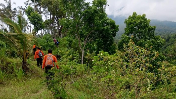 1762688022088-basarnas-karangasem-saat-melakukan-pencarian-lansia-yang-hilang-di-desa-datah-kecamatan-abang-karangasem-minggu-9112025-1762684467585_169