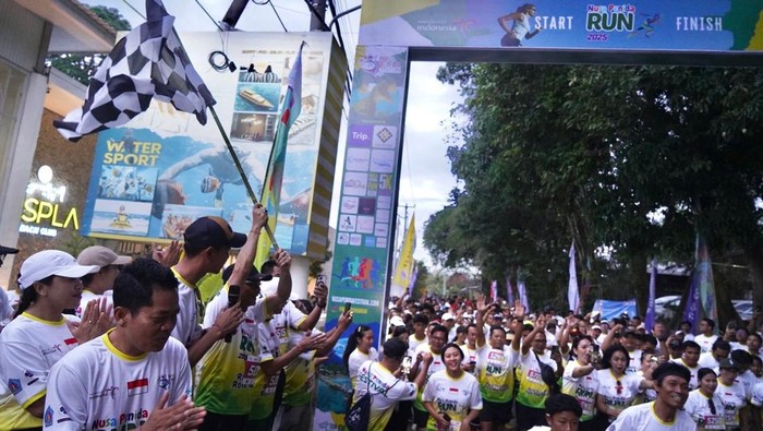 1762688044244-kegiatan-fun-run-serangkaian-nusa-penida-festival-2025-minggu-9112025-foto-pemkab-klungkung-1762680946495_169