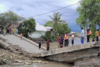 1762688087583-jembatan-jala-di-desa-nggembe-kecamatan-bolo-kabupaten-bima-ntb-roboh-pada-minggu-9112025-siang-dok-bpbd-bima-1762679091976_169