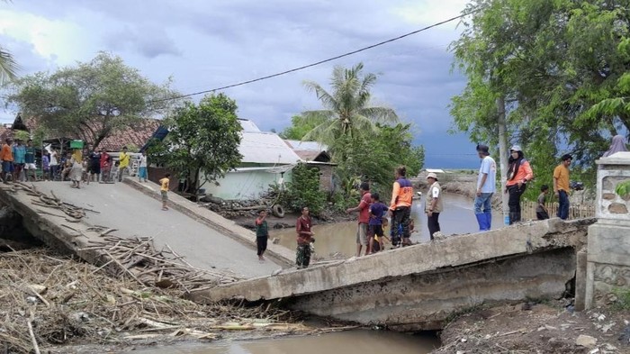 1762688087583-jembatan-jala-di-desa-nggembe-kecamatan-bolo-kabupaten-bima-ntb-roboh-pada-minggu-9112025-siang-dok-bpbd-bima-1762679091976_169