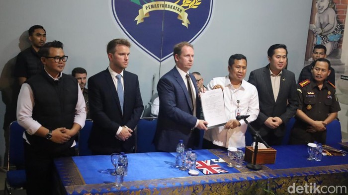 1762688114023-pemulangan-2-terpidana-wn-inggris-1762443189547_169