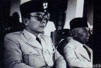 1762688220929-sultan-muhammad-salahuddin-saat-menyambut-kunjungan-presiden-soekarno-di-bima-pada-1950-foto-dok-pribadi-dae-dewi-1762676225974_169