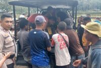 1762688259819-warga-mengevakuasi-korban-tewas-tersambar-petir-di-kelurahan-rega-kecamatan-boawae-kabupaten-nagekeo-ntt-sabtu-8112025-foto-do-1762673583920_169
