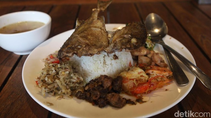 1762688276076-menu-nasi-pesisir-dengan-lauk-ikan-baronang-di-warung-ajik-sanur-denpasar-bali-foto-aryo-mahendroderikbali-1762670889022_169