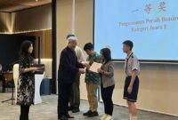 1762709283119-konjen-tiongkok-di-denpasar-zhang-zhiseng-menyerahkan-beasiswa-kepada-siswa-dan-guru-di-tsinghua-asean-center-kek-kura-kura-ba-1762696986557_169