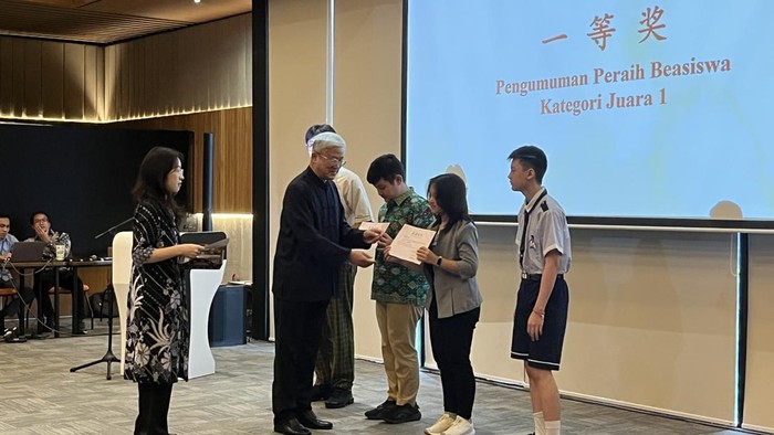 1762709283119-konjen-tiongkok-di-denpasar-zhang-zhiseng-menyerahkan-beasiswa-kepada-siswa-dan-guru-di-tsinghua-asean-center-kek-kura-kura-ba-1762696986557_169