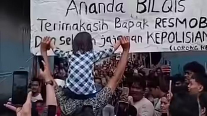 1762709385671-momen-balita-bernama-bilqis-4-digendong-ayahnya-saat-disambut-kedatangannya-oleh-warga-di-makassar-1762685106114_169