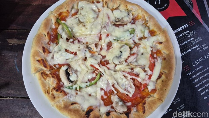 1762709428564-adhi-dan-maria-pasangan-suami-istri-tuli-yang-membangun-usaha-pizza-di-sebuah-gang-kecil-di-monang-maning-denpasar-1762688280869_169