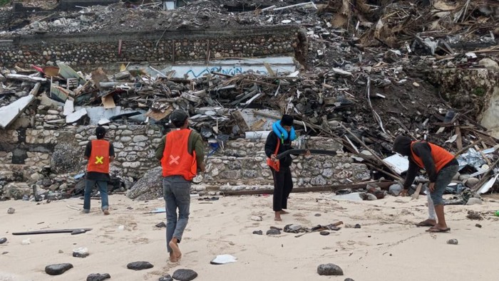 1762709449870-penanganan-material-di-pantai-bingin-desa-pecatu-kecamatan-kuta-selatan-badung-jumat-7112025-dok-satpol-pp-badung-1762531972134_169