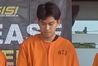 1762774346524-kaw-21-pria-pemerkosa-remaja-kenalan-di-medsos-instagram-saat-dihadirkan-dalam-konferensi-pers-di-mapolres-buleleng-senin-1011-1762769767536_169