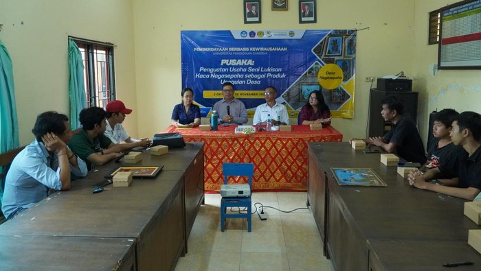 1762795913911-pelaksanaan-program-peningkatan-kapasitas-perajin-lukisan-kaca-di-desa-nagasepaha-buleleng-program-ini-dilaksanakan-undiksha-b-1762782981382_169