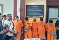 1762795994474-para-tersangka-yang-tergabung-dalam-lima-jaringan-narkoba-kawasan-tuban-pemogan-dan-sesetan-ditangkap-petugas-gabungan-senin-1-1762780801804_169