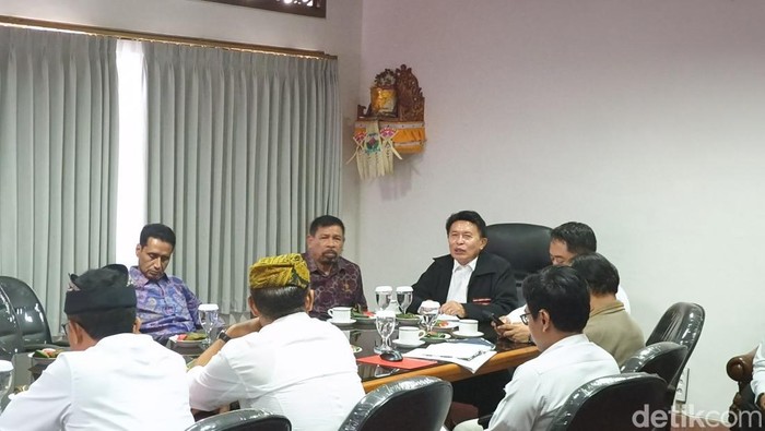 1762796021537-rapat-konsolidasi-tentang-aset-tanah-yang-dimiliki-pemprov-bali-di-kantor-dprd-bali-pada-senin-10112025-1762778807406_169