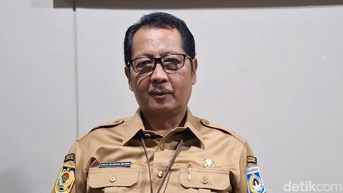 1762882352976-sekda-kota-mataram-lalu-alwan-basri-saat-diwawancarai-di-ruangannya-selasa-11112025-1762870733312_169