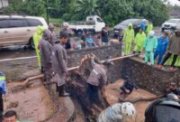 1762882482869-petugas-gabungan-beserta-membersihkan-batang-kayu-yang-menyumbat-aliran-air-di-jalan-denpasar-gilimanuk-tepatnya-di-banjar-sum-1762863393309