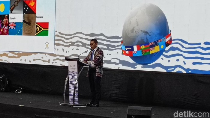 1762925589748-menteri-kebudayaan-fadli-zon-memberi-sambutan-saat-pembukaan-indonesia-pacific-cultural-synergy-ipacs-di-hotel-harper-kupang-n-1762923571493_169