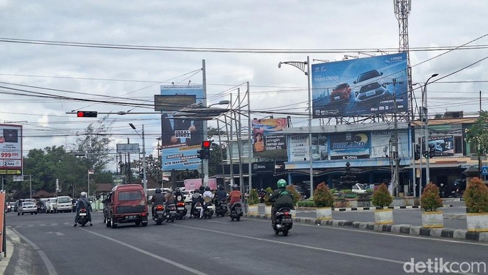 1762947108898-salah-satu-reklame-yang-ada-di-simpang-tanak-aji-mataram-beberapa-waktu-lalu-1762944152826_169