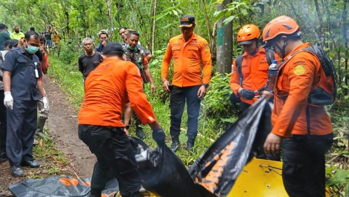 1762947152188-tim-sar-gabungan-bersama-warga-mengevakuasi-jenazah-lansia-yang-ditemukan-di-jurang-desa-bhuana-giri-karangasem-rabu-12112025-1762941091277_169