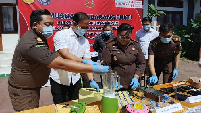 1762947179124-kejari-jembrana-saat-melalsanakan-pemusnahan-barang-bukti-tindak-pidana-yang-digelar-di-halaman-kantor-kejari-jembrana-pada-ra-1762938954425_169