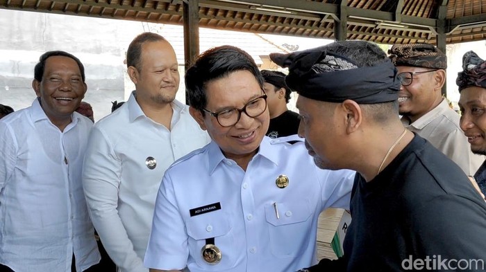 1762968768910-bupati-adi-arnawa-dan-wabup-bagus-alit-sucipta-ketua-dprd-badung-dan-perangkat-pemkab-badung-saat-menyerahkan-bantuan-ke-warga-1762957082135_169