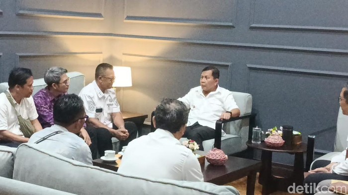 1762968849045-sejumlah-perangkat-desa-bukti-kecamatan-kubutambahan-buleleng-mendatangi-kantor-bupati-buleleng-pada-rabu-12112025-1762949999462_169