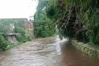 1762968887212-sungai-ancar-kekalik-sekarbela-kota-mataram-meluap-akibat-curah-hujan-tinggi-sejak-rabu-pagi-12112025-istimewa-1762946632023_11