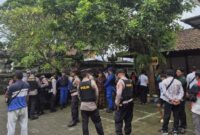 1763012077767-polisi-mengamankan-persidangan-vonis-i-wayan-luwes-alias-mangku-luwes-di-pn-bangli-kamis-13112025-mangku-luwes-adalah-pembunuh-1763010117850_169