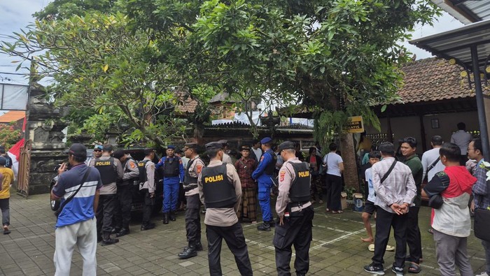 1763012077767-polisi-mengamankan-persidangan-vonis-i-wayan-luwes-alias-mangku-luwes-di-pn-bangli-kamis-13112025-mangku-luwes-adalah-pembunuh-1763010117850_169