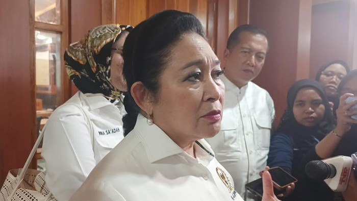 1763012297833-titiek-soeharto-saat-berkunjung-ke-kantor-gubernur-ntb-rabu-12112025-foto-ahmad-viqidetikbali-1762936788776_169