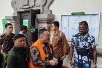 1763033522581-togar-situmorang-saat-menjalani-sidang-di-pn-denpasar-kamis-13112025-1763030990516_169